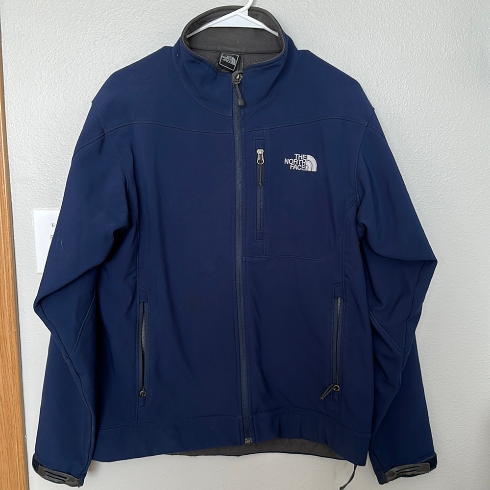 Men’s navy blue water repellant jacket. Size M